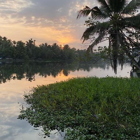 Sunsets And Palm Trees Bed & Breakfast Alappuzha Exterior photo