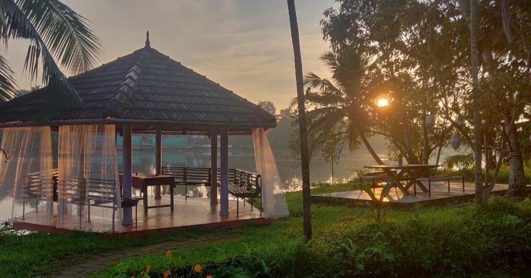 Sunsets And Palm Trees Bed & Breakfast Alappuzha Exterior photo