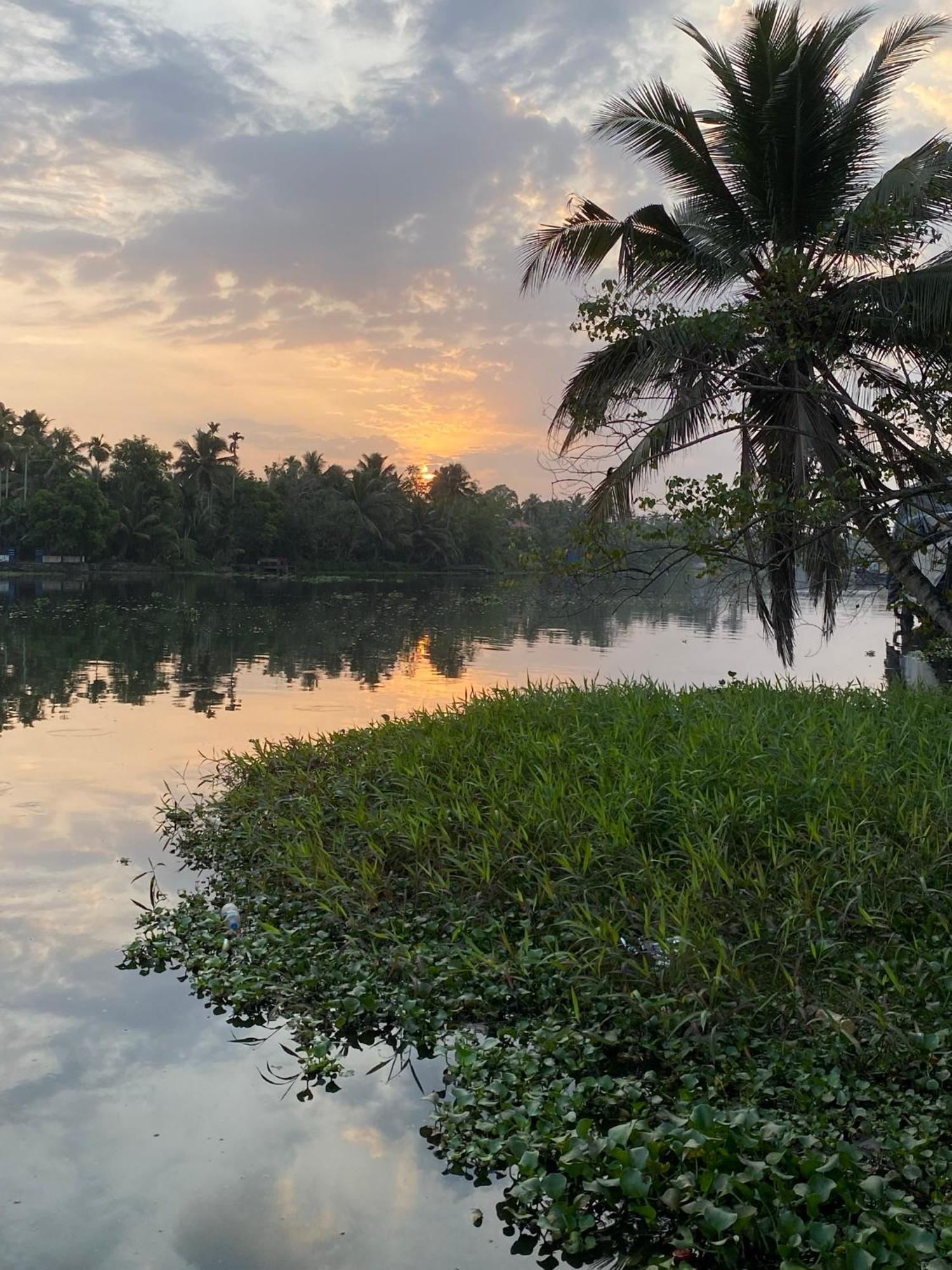 Sunsets And Palm Trees Bed & Breakfast Alappuzha Exterior photo